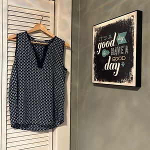 StitchFix find from 41 Hawthorn! Fun blue patterned sleeveless top EUC